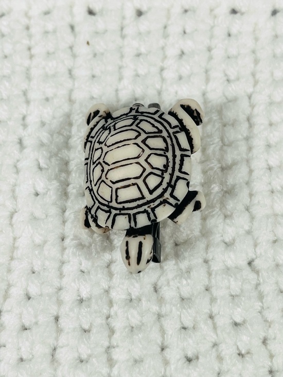 Christidr Jewelry - Carved Resin Turtle Brooch/Pendant